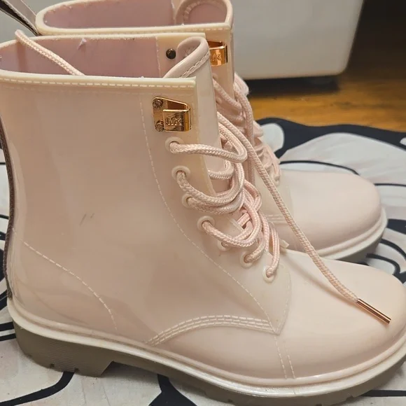 Michael Kors Blush Pink Tavie Rain Booties Women's Size 6 - Picture 4 of 8